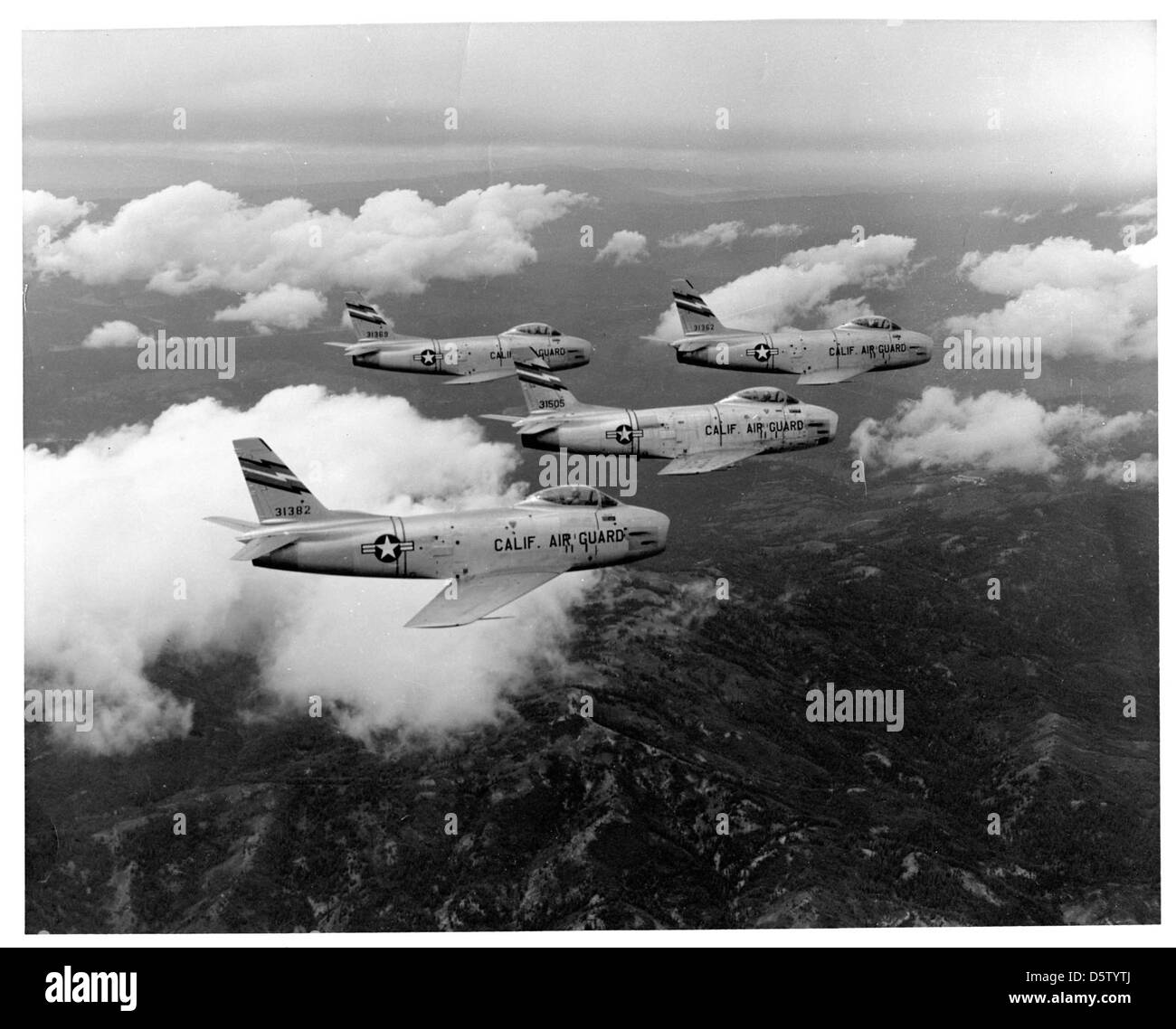 North American F-86H-10-NH Sabres du 195th Fighter Interceptor Squadron (FIS), California Air National Guard (CALIF-ANG), sont vus en opération à Van Nuys. Le F-86H était une variante du Sabre utilisée pour la défense aérienne et l'interception. Banque D'Images