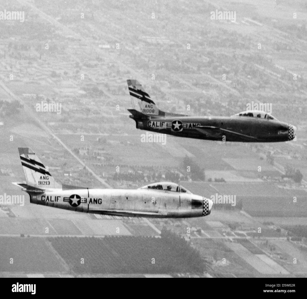 Les F-86A-5-NA Sabres nord-américains du 195th Fighter Interceptor Squadron de la California Air National Guard (CALIF-ANG), stationnés à Van Nuys, ont joué un rôle clé dans la défense aérienne des États-Unis pendant la guerre froide. Ces avions excellaient dans la supériorité aérienne et les missions d'intercepteur. Banque D'Images
