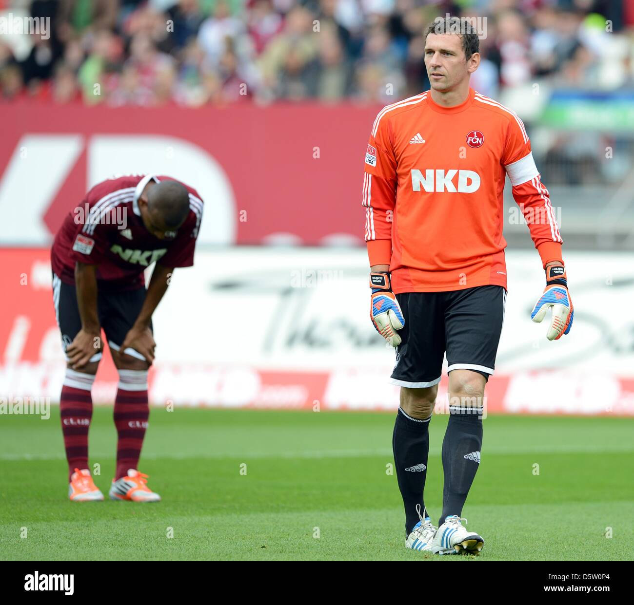 Le gardien Raphael Schaefer (R) et son coéquipier Marcos Antonio se tenir sur le terrain après la Stuttgart 0-1 but durant le match de Bundesliga allemande entre FC Nuremberg et le VfB Stuttgart au stade easyCredit à Nuremberg, Allemagne, 29 septembre 2012. Photo : DAVID EBENER (ATTENTION : EMBARGO SUR LES CONDITIONS ! Le LDF permet la poursuite de l'utilisation de jusqu'à 15 photos uniquement (pas sequn Banque D'Images