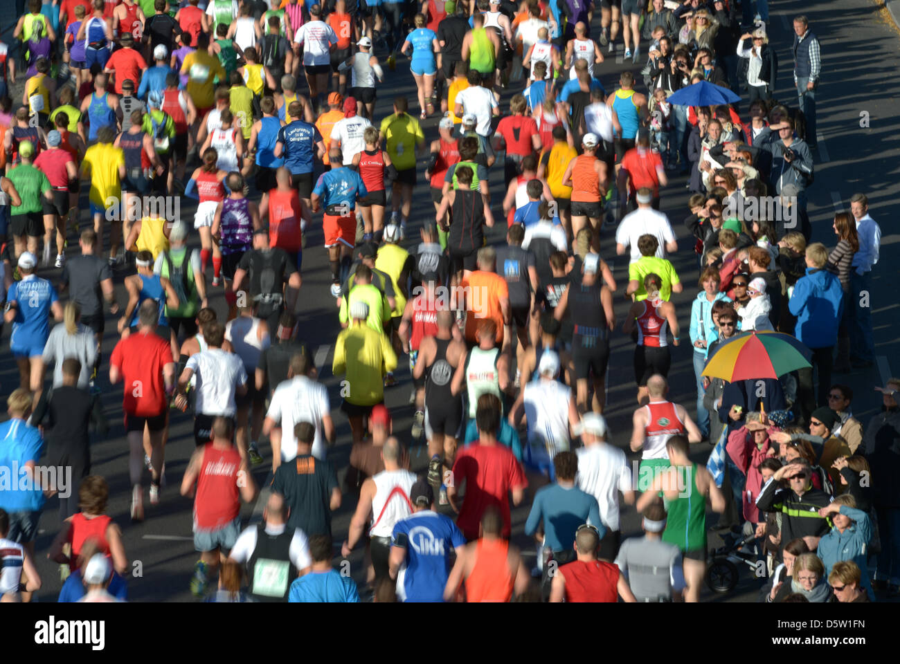 Un domaine de l'ossature est représenté après le début de la 39e Marathon de Berlin sur la Strasse des 17. Juni à Berlin, Allemagne, 30 septembre 2012. Environ 41 000 participants se sont inscrits pour le 42 195 piste qui conduit à travers la capitale allemande. Photo : Rainer Jensen Banque D'Images