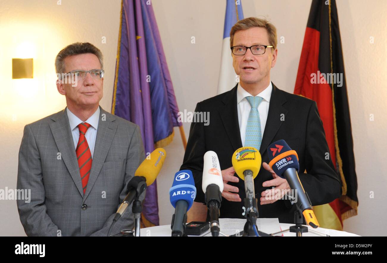 Le ministre allemand de la Défense Thomas de Maizière (CDU, R) et le ministre des Affaires étrangères allemand Guido Westerwelle (FDP) donneront une conférence de presse à la base de la Brigade franco-allemande à Muehlheim, Allemagne, 01 octobre 2012. Les ministres ont parlé de la situation actuelle en Afrique du Nord et au Moyen-Orient ainsi que la poursuite de l'élaboration de la politique de sécurité et de défense commune (PSDC). Banque D'Images