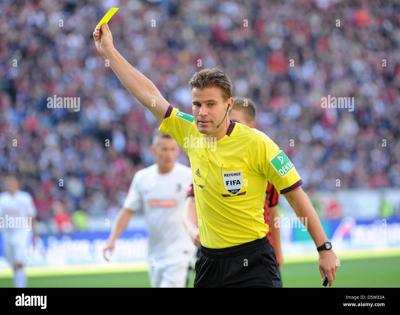 Arbitre Felix Brych montre la carte jaune lors de la 2e Bundesliga match de football entre l'Eintracht Francfort et SC Freiburg à la Commerzbank Arena de Francfort-sur-Main, Allemagne, 30 septembre 2012. Photo : Arne Dedert Banque D'Images