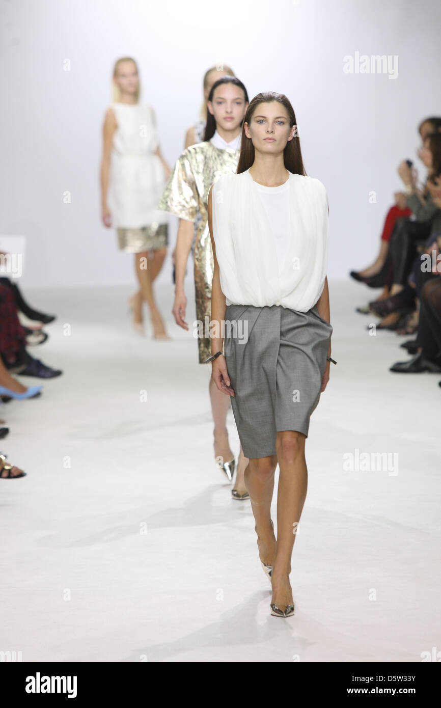 Présenter les modèles créations pour la collection printemps/été 2013 par le designer italien Giambattista Valli lors de la Fashion Week de Paris 'prêt à porter' Le Printemps/été 2013 à Paris, France, 01 octobre 2012. La fashion week se déroule du 25 septembre au 03 octobre. Photo : Hendrik Ballhausen Banque D'Images
