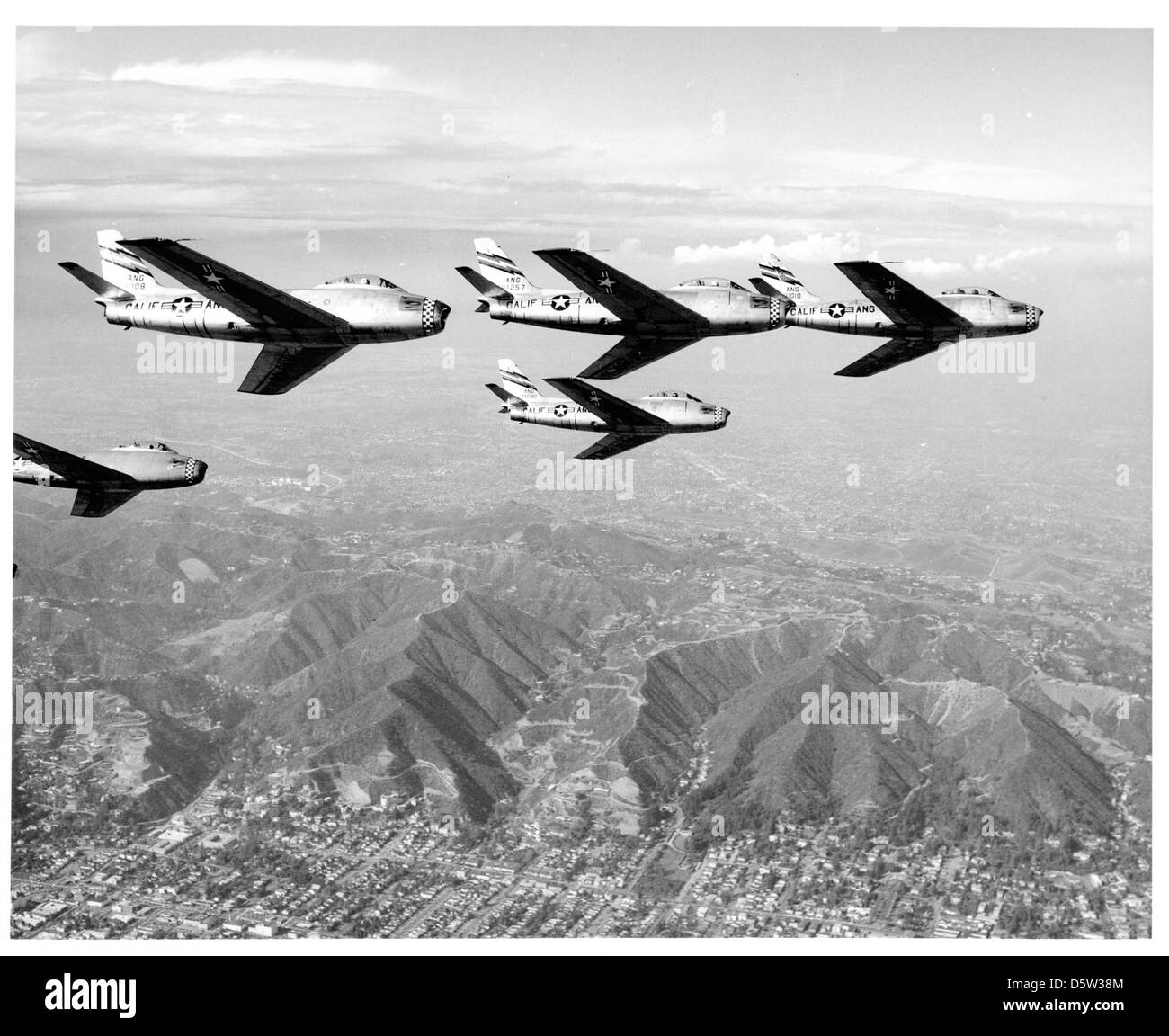 North American F-86A Sabres du 195th Fighter Interceptor Squadron (CALIF-ANG) à Van Nuys, Californie, s'engagent dans des missions de défense aérienne. Le F-86A était un chasseur à réaction clé au début de la Guerre froide, connu pour son rôle dans l'interception des avions ennemis. Banque D'Images