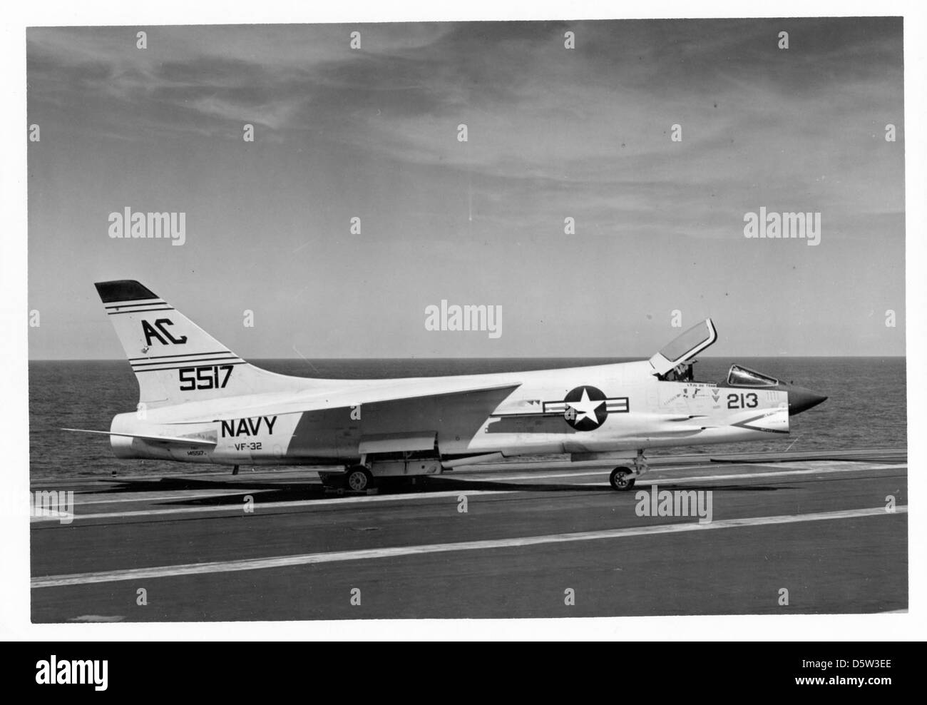Le Vought F8U-1E Crusader était un chasseur à porte-avions utilisé par la marine américaine pour des missions de supériorité aérienne et d'attaque au sol. Déployé avec le VF-32 à bord de l'USS Saratoga (CVA-60), le Crusader était connu pour sa vitesse et son agilité dans les combats aériens pendant la guerre froide. Banque D'Images