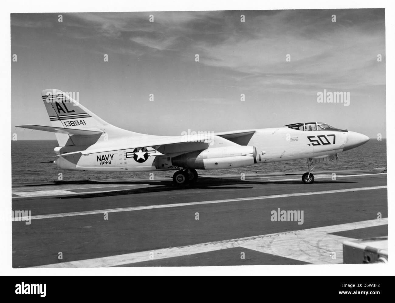 Le Douglas A3D-2 Skywarrior du VAH-9, VF-32 Squadron, est montré à bord de l'USS Saratoga (CVA-60). Le Skywarrior était un bombardier stratégique utilisé par la marine américaine pendant la guerre froide. Banque D'Images