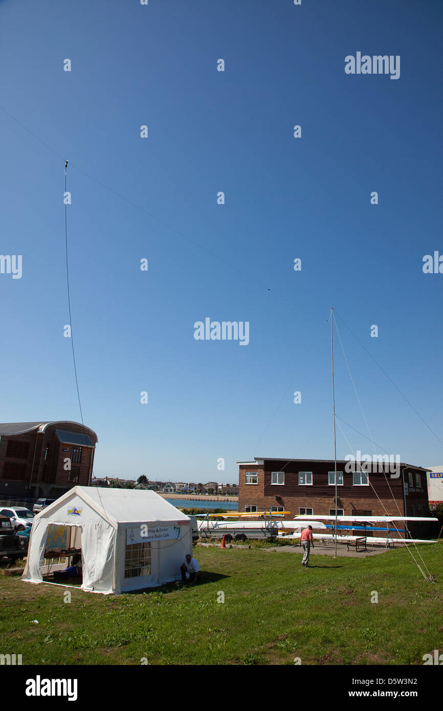 L'Angleterre, West Sussex, Shoreham-by-Sea, Ham Radio tente installée dans les jardins de la gare de la RNLI. Banque D'Images