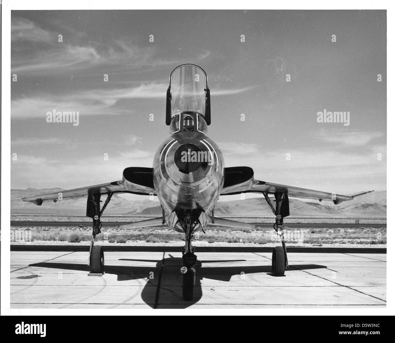 Republic F-105 'Thunderchief' du 335th Tactical Fighter Squadron, 4th Tactical Fighter Wing, stationné à Seymour Johnson Air Force base. Le F-105 était un chasseur-bombardier supersonique utilisé pendant la guerre du Vietnam, connu pour ses missions de frappe et ses capacités de charge utile lourde. Banque D'Images Republic F-105 'Thunderchief' du 335th Tactical Fighter Squadron, 4th Tactical Fighter Wing, stationné à Seymour Johnson Air Force base. Le F-105 était un chasseur-bombardier supersonique utilisé pendant la guerre du Vietnam, connu pour ses missions de frappe et ses capacités de charge utile lourde. Banque D'Images