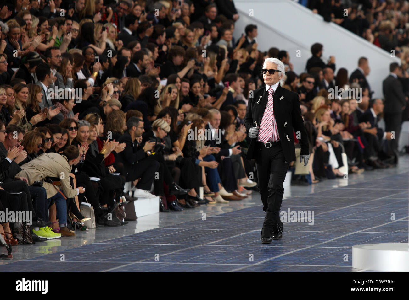 Designer allemand Karl Lagerfeld présente cannaux printemps/été 2013 collection durant la Fashion Week de Paris 'prêt à porter' Printemps/été 2013 à Paris, France, 02 octobre 2012. La fashion week se déroule du 25 septembre au 03 octobre. Photo : Hendrik Ballhausen Banque D'Images