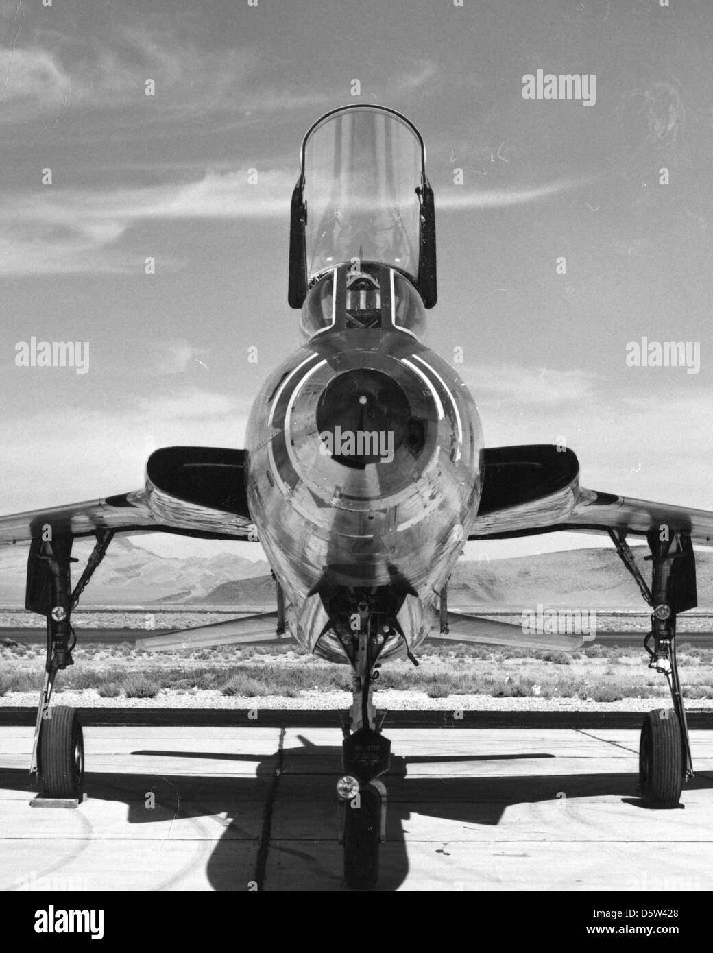 Le Republic F-105 Thunderchief, un chasseur-bombardier tactique de l'US Air Force, est montré en service dans le 335th Tactical Fighter Squadron, 4th Tactical Fighter Wing, basé à Seymour Johnson Air Force base. Le F-105 était connu pour son rôle dans la guerre du Vietnam, où il a mené des missions de bombardement. Banque D'Images Le Republic F-105 Thunderchief, un chasseur-bombardier tactique de l'US Air Force, est montré en service dans le 335th Tactical Fighter Squadron, 4th Tactical Fighter Wing, basé à Seymour Johnson Air Force base. Le F-105 était connu pour son rôle dans la guerre du Vietnam, où il a mené des missions de bombardement. Banque D'Images