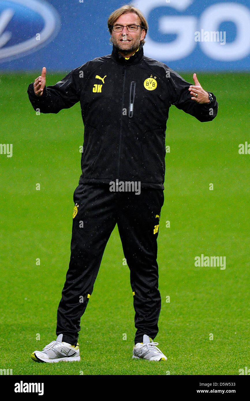 L'entraîneur de Dortmund JÜRGEN KLOPP est représenté au cours de la répétition générale à l'Ethiad Stadium de Manchester, Angleterre, le 2 octobre 2012. Borussia Dortmund jouera contre Manchester City de la phase de groupes de la Ligue des Champions. Photo : Marius Becker Banque D'Images