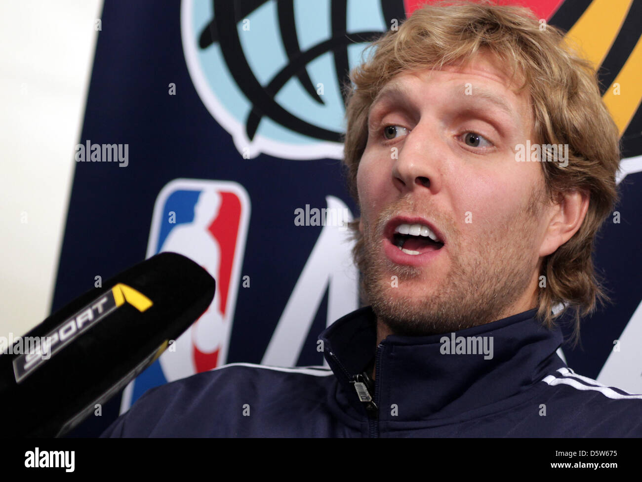 Joueur NBA Dirk Nowitzki prend la parole à l'ouverture officielle de la nouvelle cour à Mellowpark basketnball à Berlin, Allemagne, 04 octobre 2012. Nowitzki et les Dallas Mavericks jouera contre l'Alba Berlin à O2 World à Berlin le 06 octobre 2012. Photo : SPATA OLE Banque D'Images
