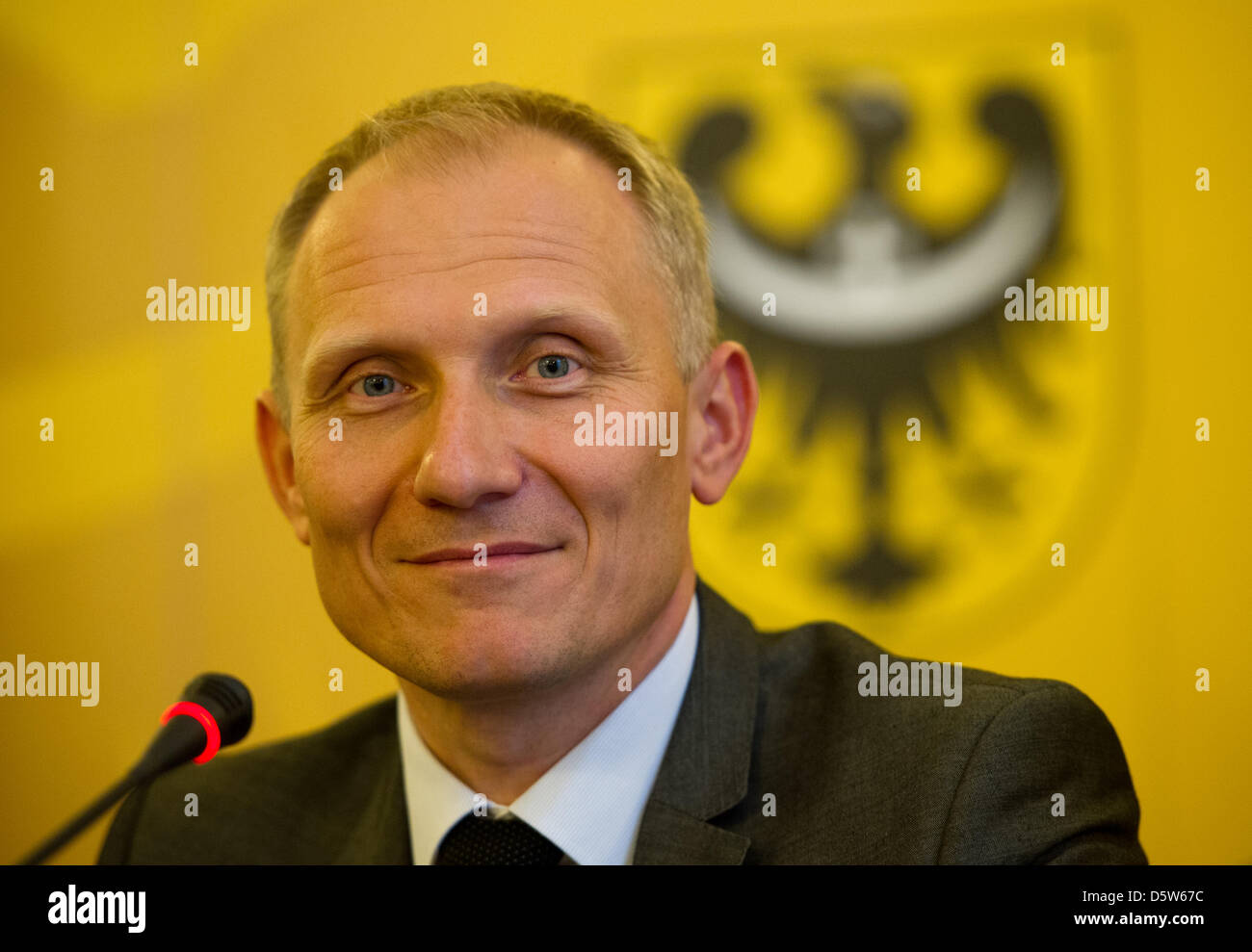 Prévôt de la Basse-Silésie, Rafal Jurkowlaniec, donne une conférence de presse à la Basse-silésie bureau à Wroclaw, Pologne, 04 octobre 2012. Photo : ARNO BURGI Banque D'Images