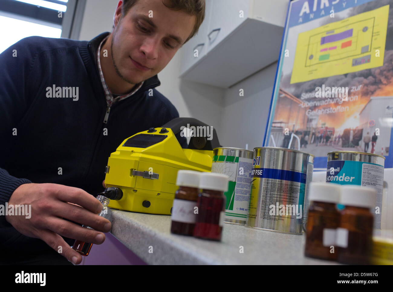 Peter Rothe teste une aerotracer «', qui assure la pureté de l'air sur des avions de ligne, dans un laboratoire de la société Airsense Analytics à Schwerin, Allemagne, 04 octobre 2012. L'entreprise développe des dispositifs d'analyse de la qualité de l'air. Photo : Jens Buettner Banque D'Images