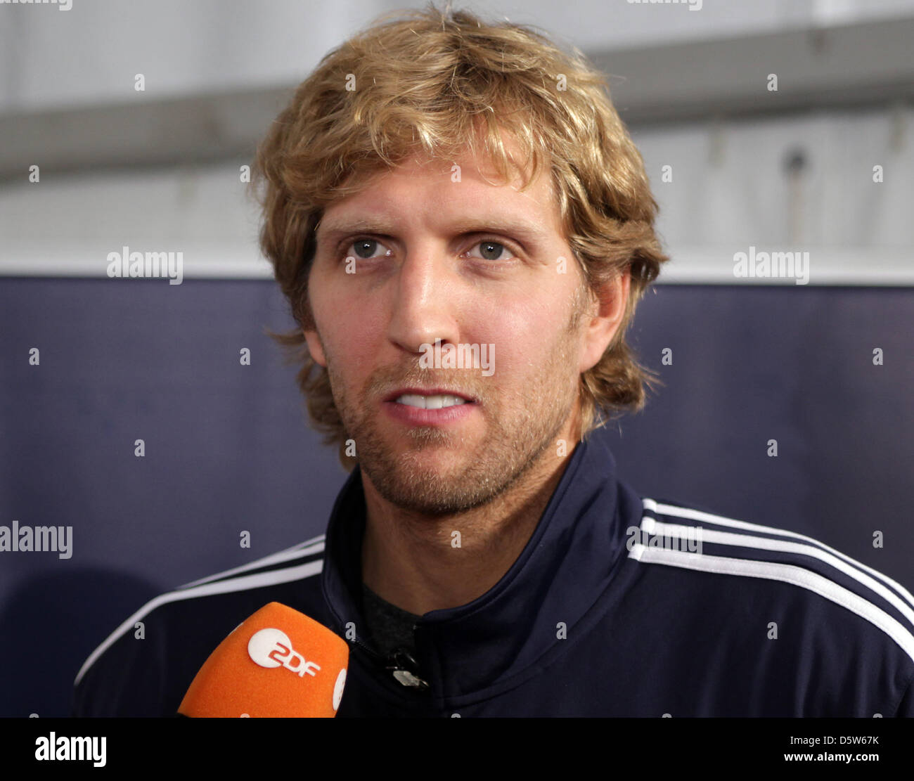 Joueur NBA Dirk Nowitzki prend la parole à l'ouverture officielle de la nouvelle cour à Mellowpark basketnball à Berlin, Allemagne, 04 octobre 2012. Nowitzki et les Dallas Mavericks jouera contre l'Alba Berlin à O2 World à Berlin le 06 octobre 2012. Photo : SPATA OLE Banque D'Images
