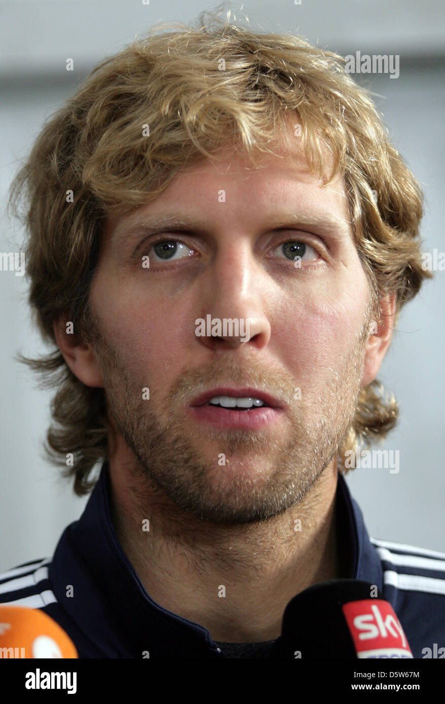Joueur NBA Dirk Nowitzki prend la parole à l'ouverture officielle de la nouvelle cour à Mellowpark basketnball à Berlin, Allemagne, 04 octobre 2012. Nowitzki et les Dallas Mavericks jouera contre l'Alba Berlin à O2 World à Berlin le 06 octobre 2012. Photo : SPATA OLE Banque D'Images