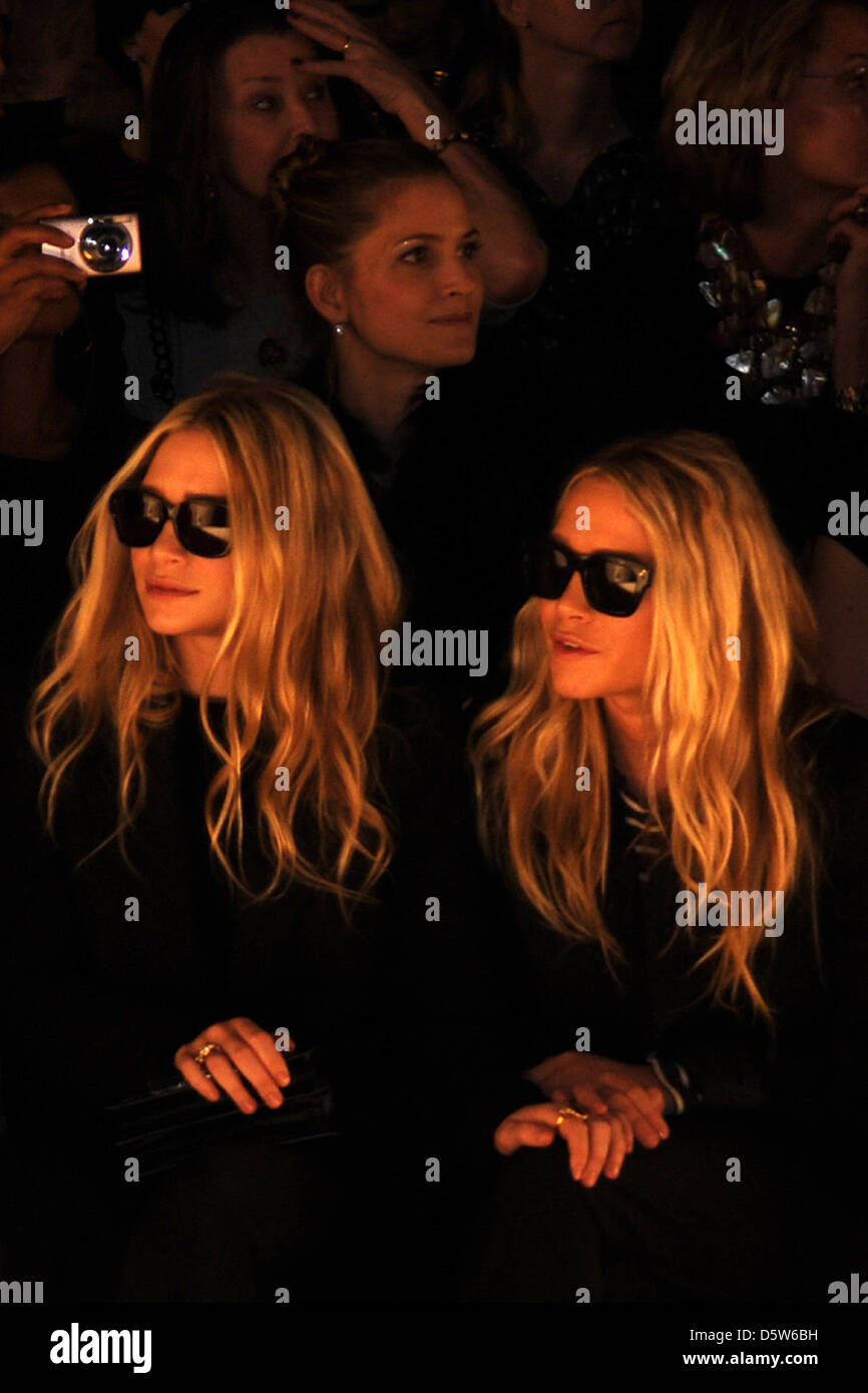 Mary-Kate Olsen, Ashley Olsen Mercedes-Benz Fashion Week - Automne 2012 - J. Mendel - Front Row New York City, USA - 15.02.12 Banque D'Images