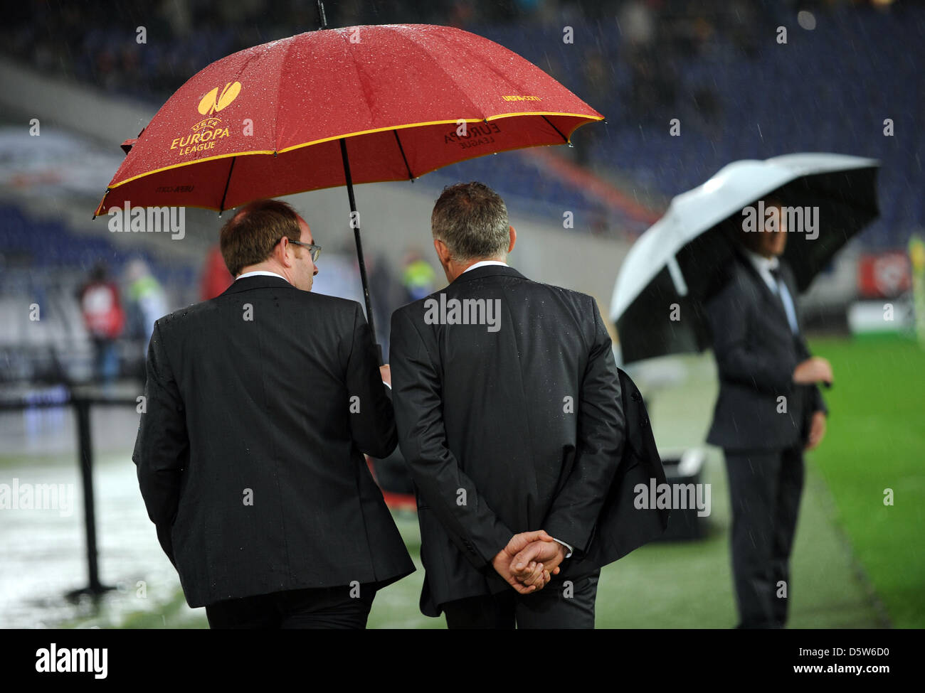 L'entraîneur-chef du Hanovre Mirko Slomka (2-L) est perçu avant l'Europa League Group L match de foot entre Hannover 96 et espagnol Levante UD à Hannover Arena de Hanovre, Allemagne, 04 octobre 2012. Photo : Peter Steffen/dpa  + + +(c) afp - Bildfunk + + + Banque D'Images