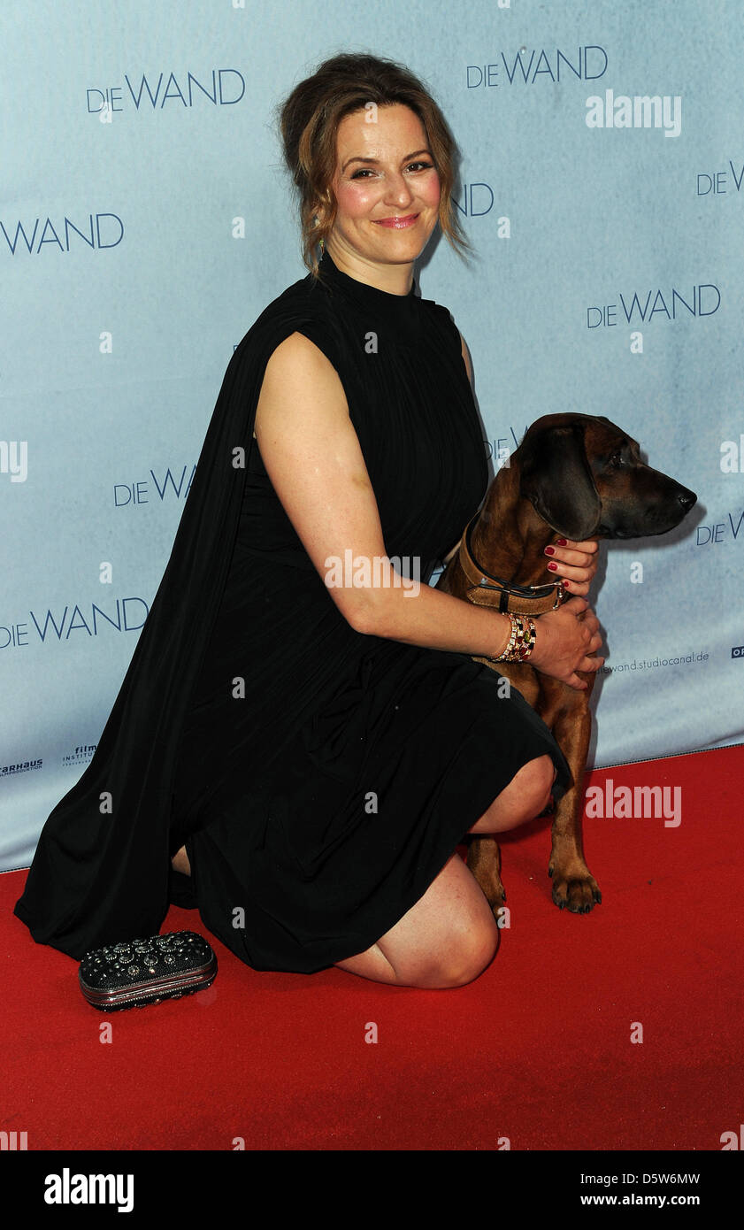 L'actrice Martina Gedeck et film 'chien Luchs" arrivent pour la première de leur film 'Die Wand' ('Le Mur') au City Kino à Munich, Allemagne, 04 octobre 2012. Photo : Ursula Dueren Banque D'Images