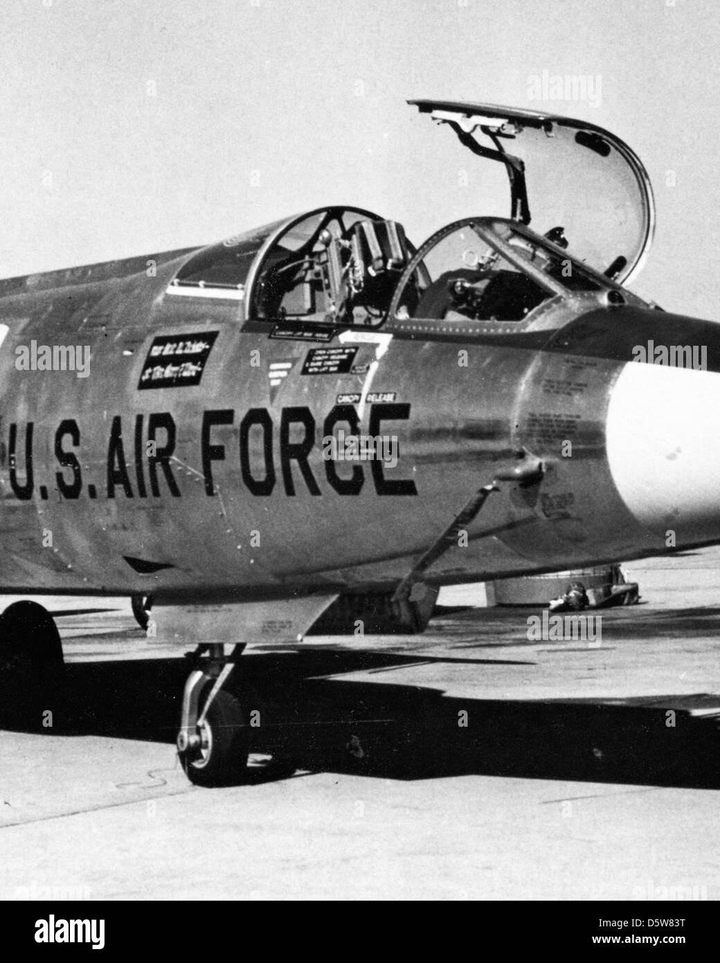 Le Lockheed F-104A-20-LO 'Starfighter' était un avion intercepteur haute performance utilisé par l'US Air Force dans les années 1950 et 1960 Connu pour son design élégant et ses vitesses supersoniques, le F-104 était un chasseur polyvalent qui a joué un rôle clé dans la stratégie de défense de l'OTAN pendant la guerre froide. Il avait un fuselage étroit distinctif et était capable d'atteindre Mach 2. Banque D'Images