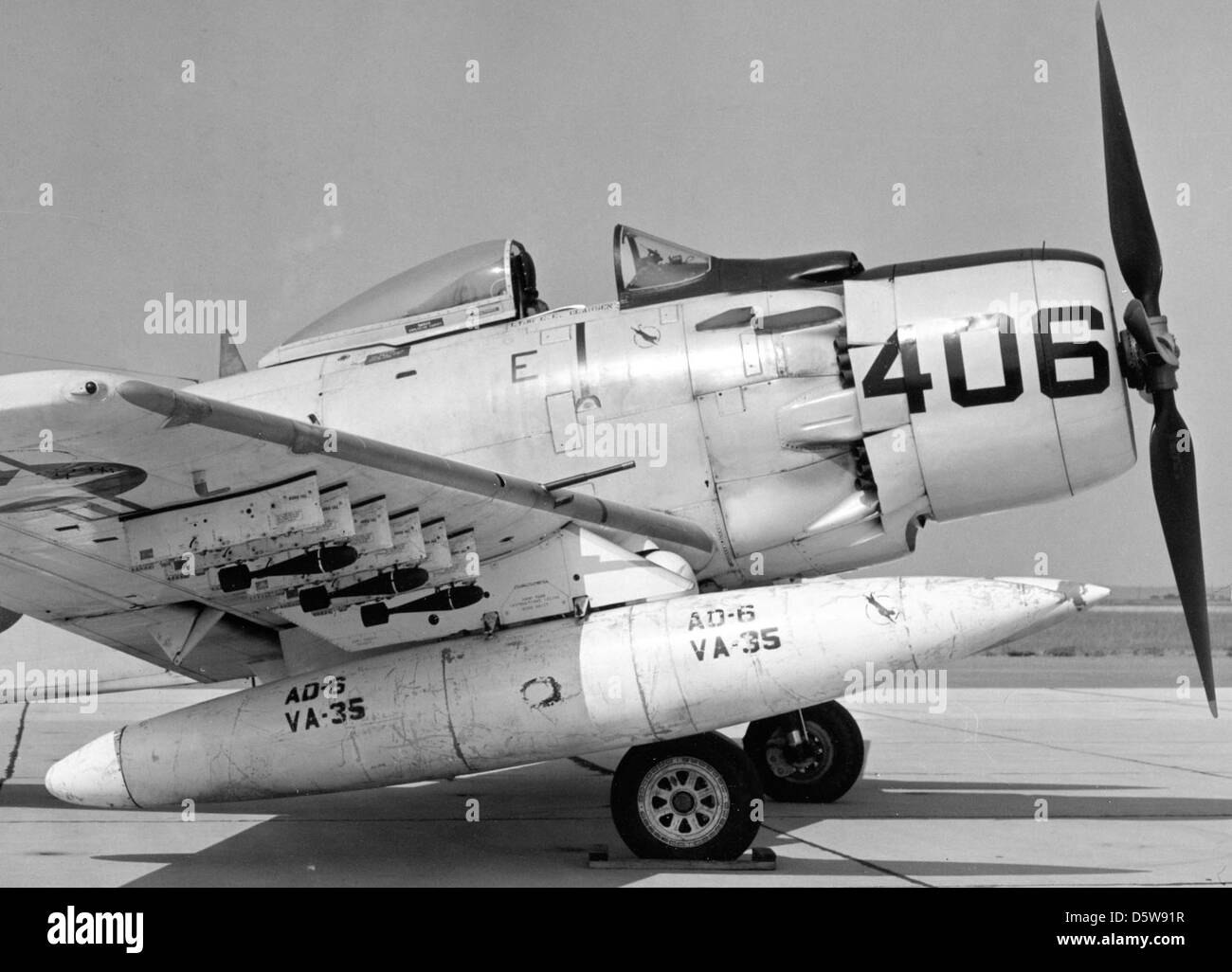 Le Douglas AD-6 'Skyraider' de l'escadron va-35 'Black Panthers' à bord de l'USS Saratoga (CVA-60) était un avion d'attaque à porte-avions utilisé pour le soutien aérien rapproché, la reconnaissance et les missions anti-maritimes pendant la guerre froide. Banque D'Images