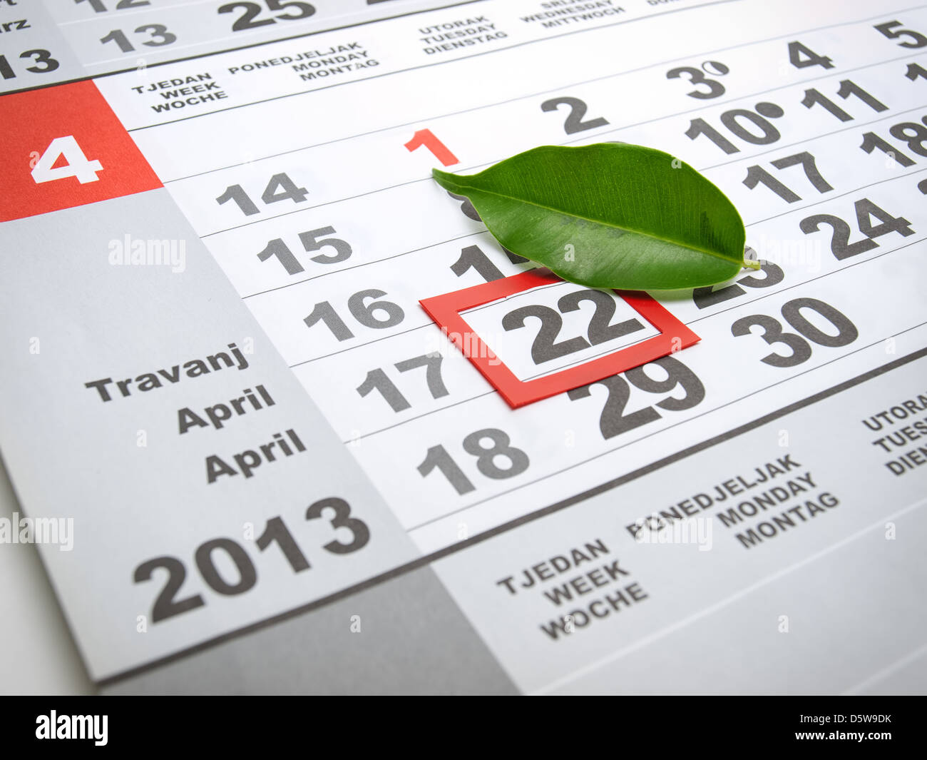 Le jour de la terre a marqué sur le calendrier avec une feuille comme un symbole. Banque D'Images