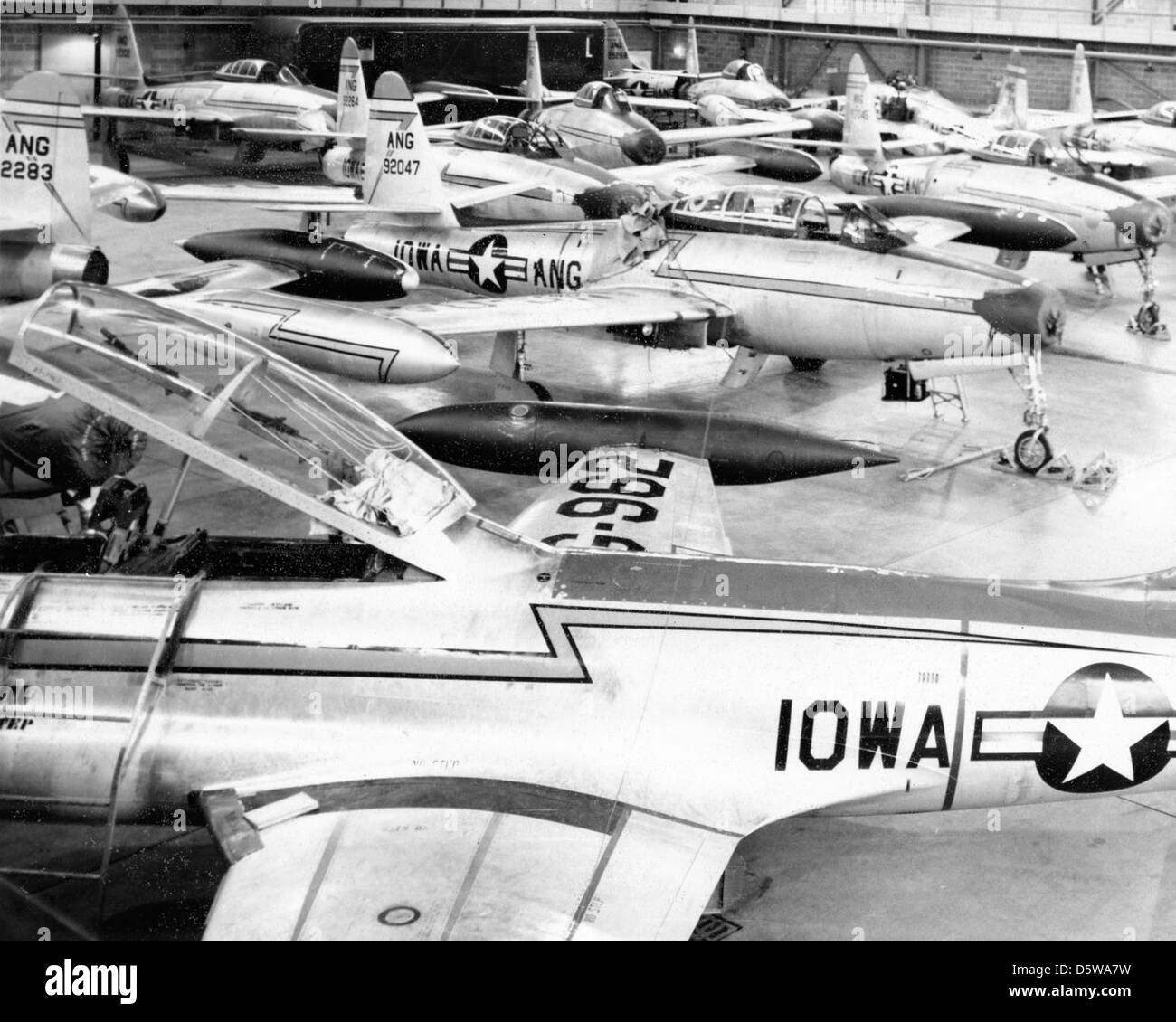 Republic F-84E 'Thunderjets' et Lockheed T-33A-1 et 5-LO 'Shooting Stars' de la Garde nationale aérienne de l'Iowa (IOWA-ANG) à Sioux City, IA. Le F-84E était un chasseur-bombardier à réaction utilisé pendant la guerre froide, tandis que le T-33A était un avion d'entraînement à réaction utilisé par de nombreuses unités de l'US Air Force et de l'Air National Guard. Banque D'Images
