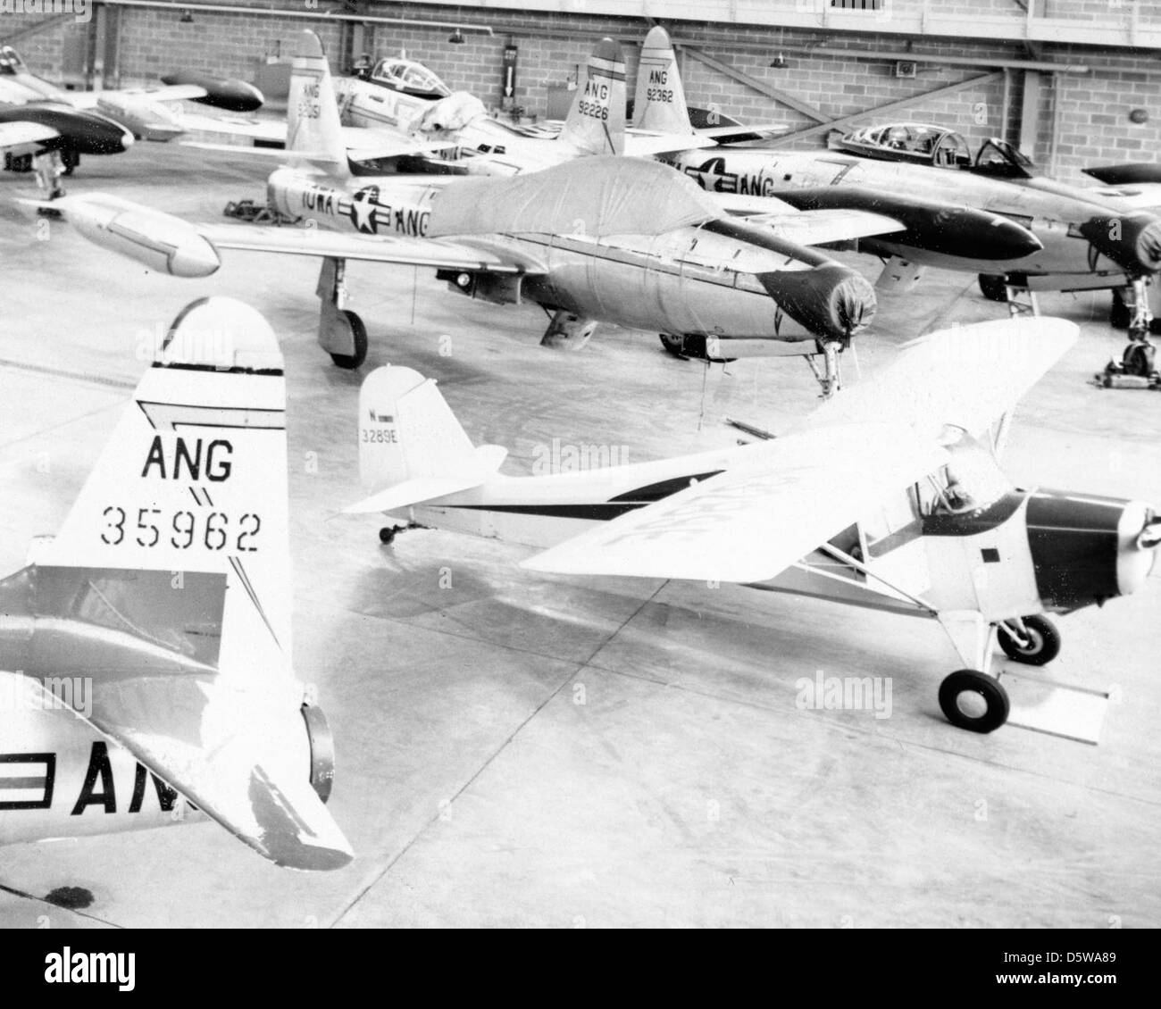 Republic F-84E 'Thunderjets', Lockheed T-33A-1 se "tirer-LO Star' et 'chef' Aeronca de l'IOWA-ANG (Sioux City, IA.). Banque D'Images