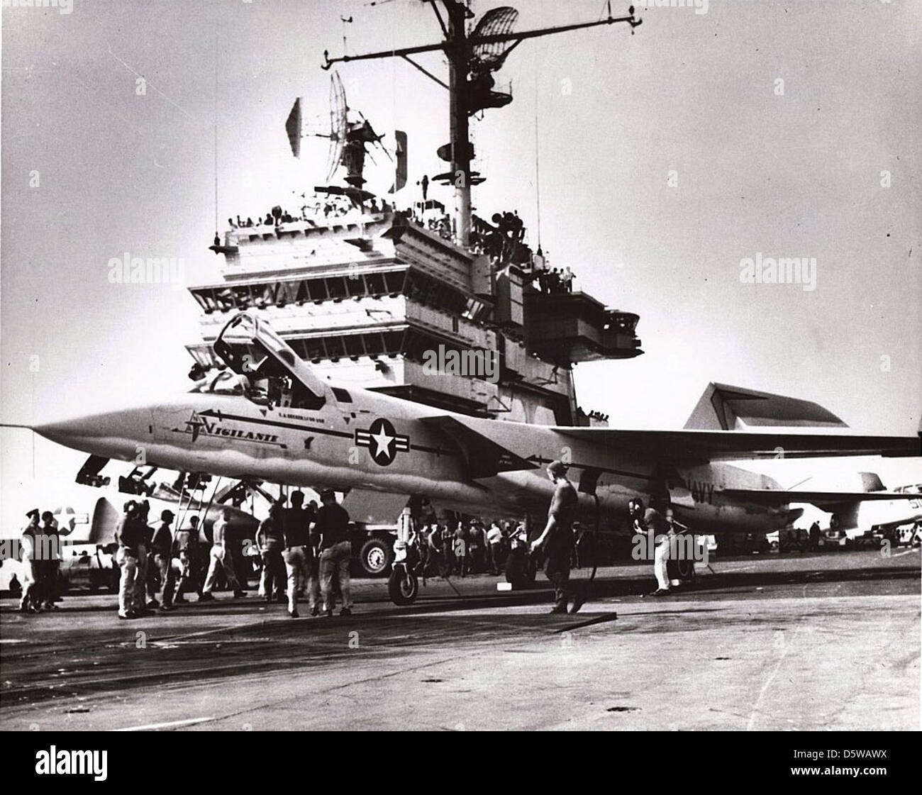 L'A3J-1 Vigilante nord-américain a été testé à bord de l'USS Saratoga (CVA-60) en 1960. Ce bombardier à porte-avions a été conçu pour des frappes à longue portée pendant la guerre froide. Banque D'Images