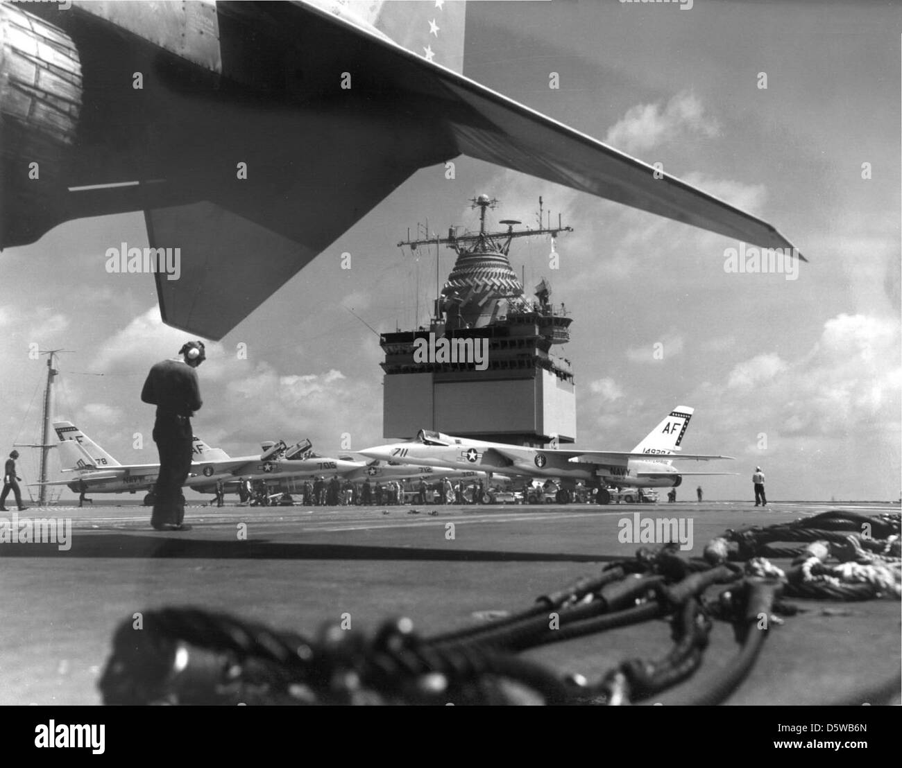 Un North American A-5A Vigilante, un avion de reconnaissance et de frappe basé sur un porte-avions, est vu à bord de l'USS Enterprise (CVN-65) en 1962. L'A-5A a été utilisé par l'US Navy pour des missions de frappe à basse vitesse pendant la guerre froide. Banque D'Images