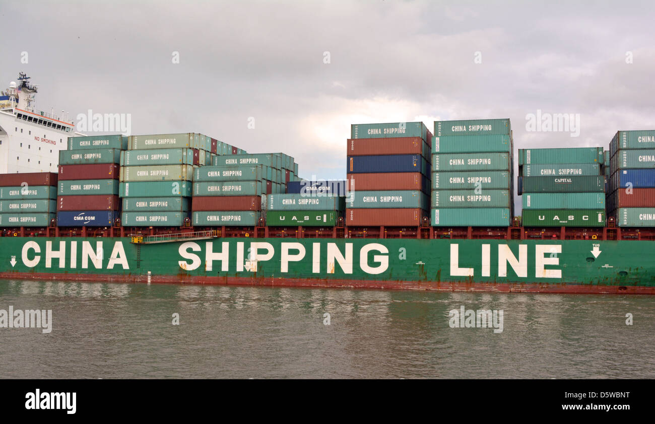 China Shipping Line bateau transportant les conteneurs de fret sur la rivière Savannah en Géorgie. Banque D'Images