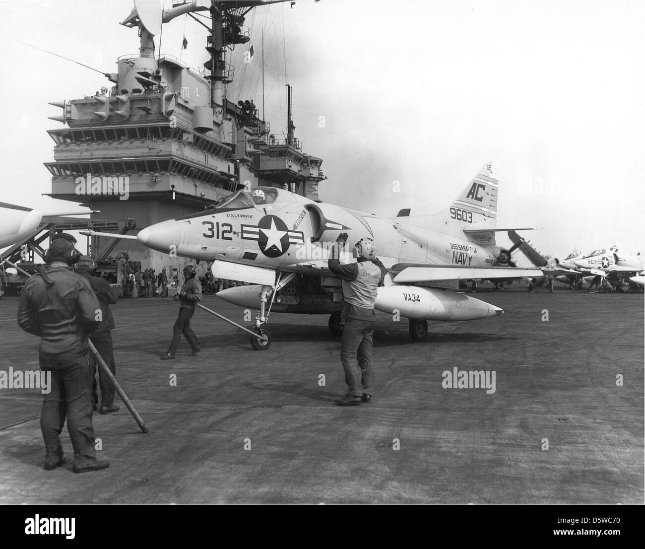 Le Douglas A-4 'Skyhawk' était un avion d'attaque à porte-avions utilisé par le va-34 à bord de l'USS Saratoga (CVA-60). Connu pour sa petite taille et sa polyvalence, il était un avion de frappe efficace dans l'US Navy, utilisé pendant la guerre du Vietnam et au-delà pour des missions d'attaque au sol et de soutien aérien rapproché. Banque D'Images