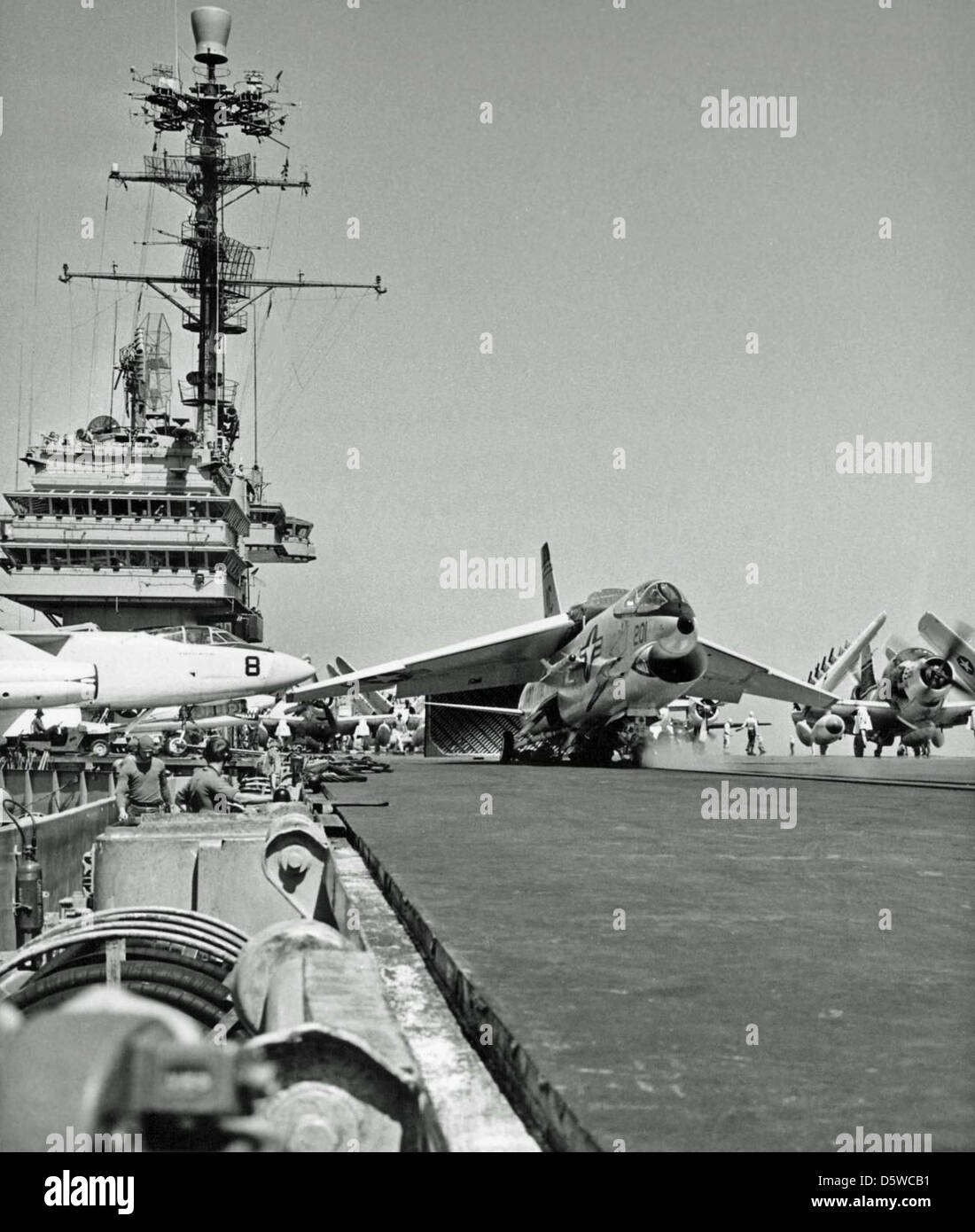 Le Vought F8U-1 Crusader, un chasseur à réaction basé sur porte-avions, est positionné sur la catapulte à bord de l'USS Saratoga (CVA-60) en préparation du lancement. Le F8U-1 a été utilisé par l'US Navy pour la défense et la reconnaissance de la flotte dans les années 1950 et 1960 Banque D'Images