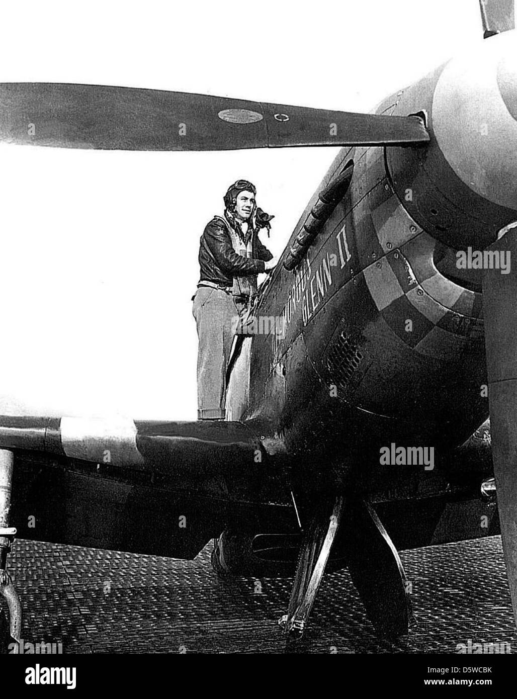 Charles 'Chuck' Elwood Yeager avec le North American P-51 'Mustang' 'Glamorous Glenn II'. Banque D'Images