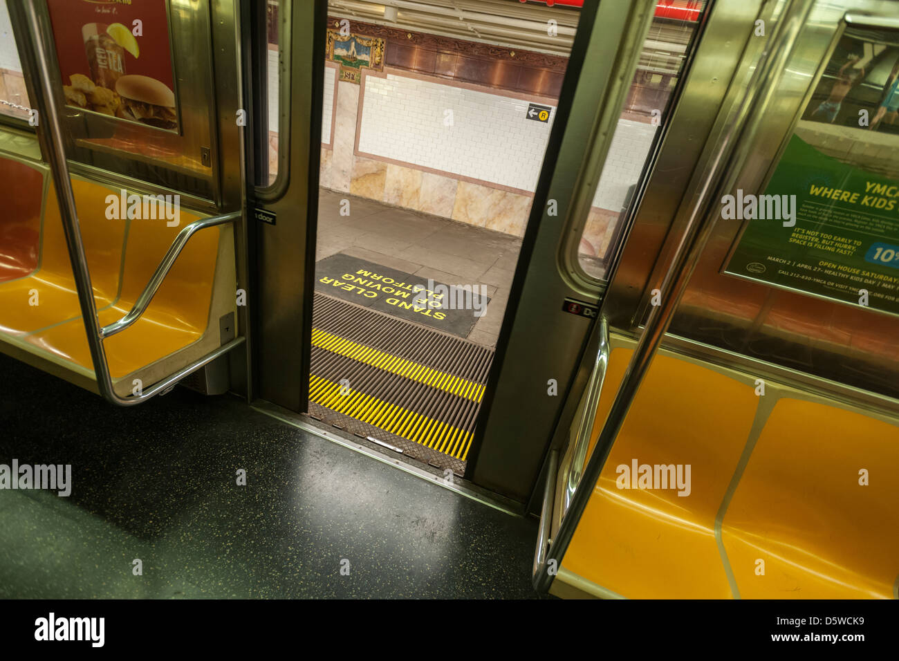 Le terminal de ferry du sud du New York City subway est vu sur la réouverture de jour Banque D'Images