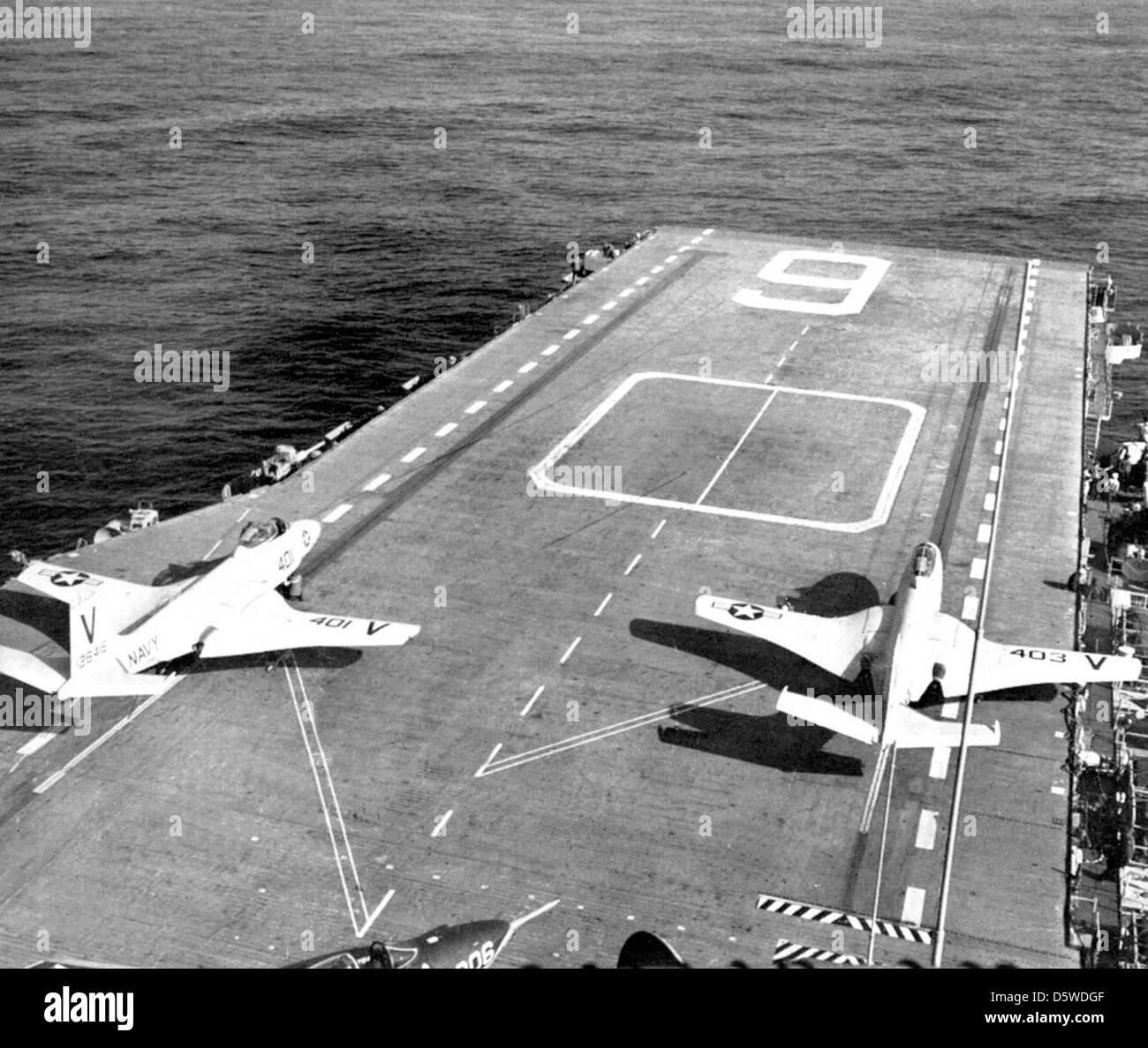 McDonnell F2H-3 Banshee '' de FS VF-114 'bourreaux' à bord du USS ESSEX (CVA-9), 1956. Banque D'Images