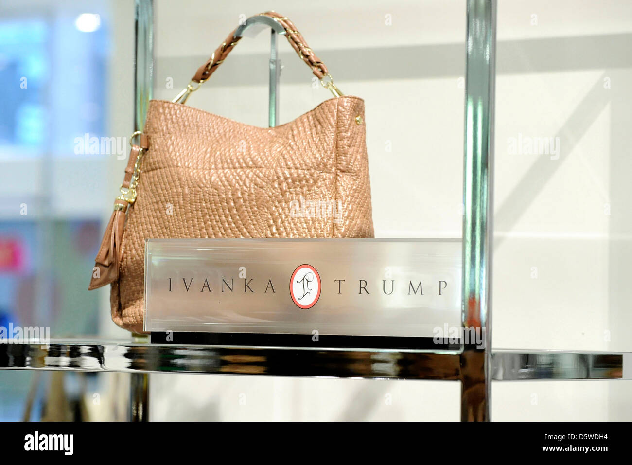 Atmosphère Ivanka Trump dévoile sa nouvelle collection de vêtements et accessoires à la baie flagship sur la rue Queen, à Toronto Banque D'Images