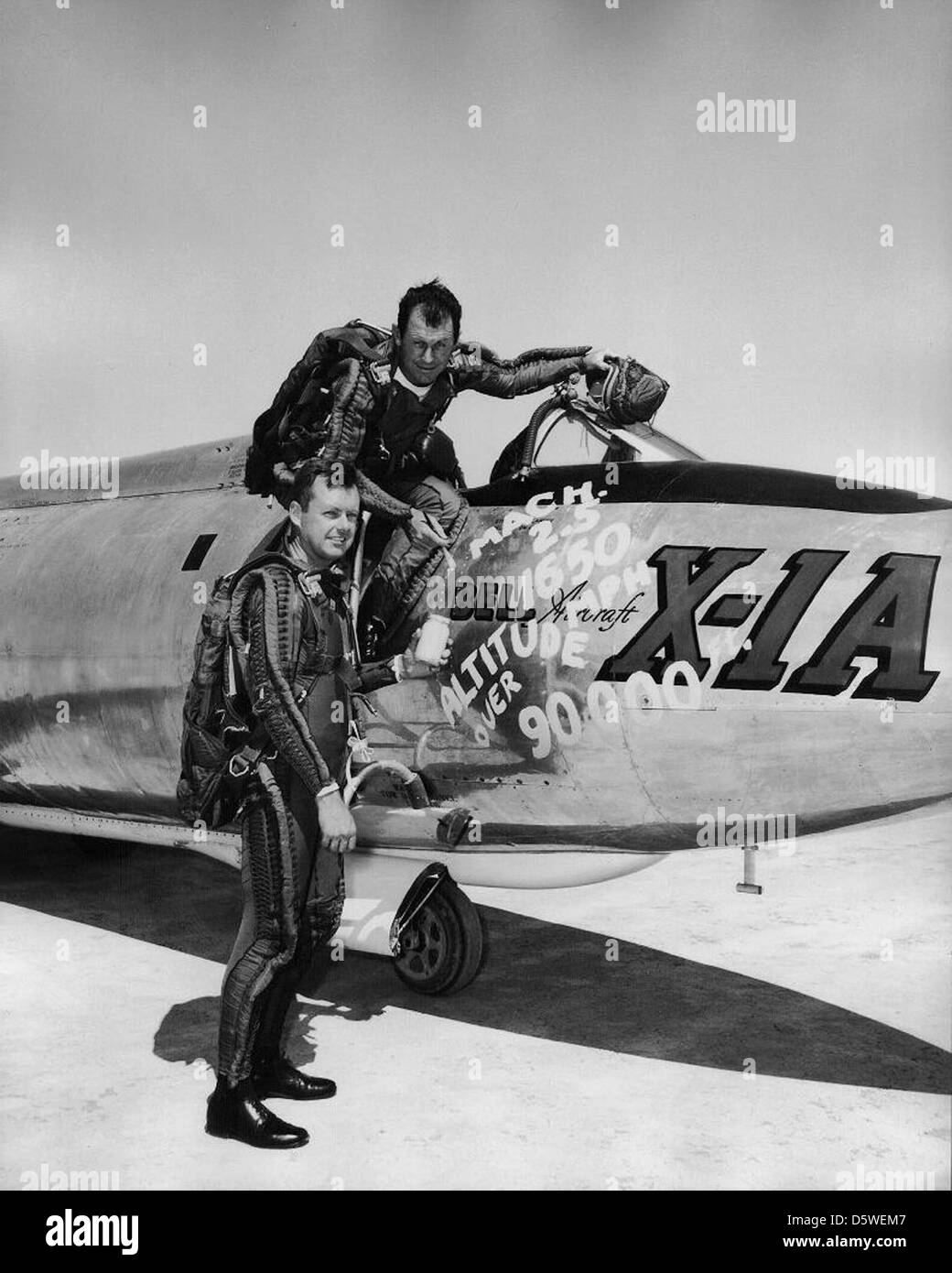 NASA-Charles 'Chuck' Elwood Yeager et le major Arthur 'Kit' Murray après vol record dans le Bell X-1A. Banque D'Images