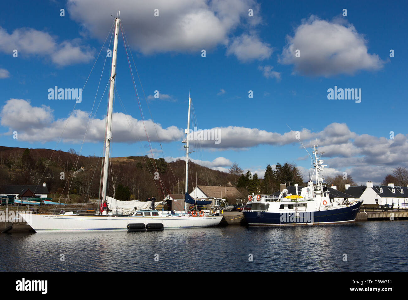 Deux navires sur le Caladoinan Canal, le bateau de croisière de la faune et de l'océan Bjorge Hjalmar Esprit de Moray. Banque D'Images