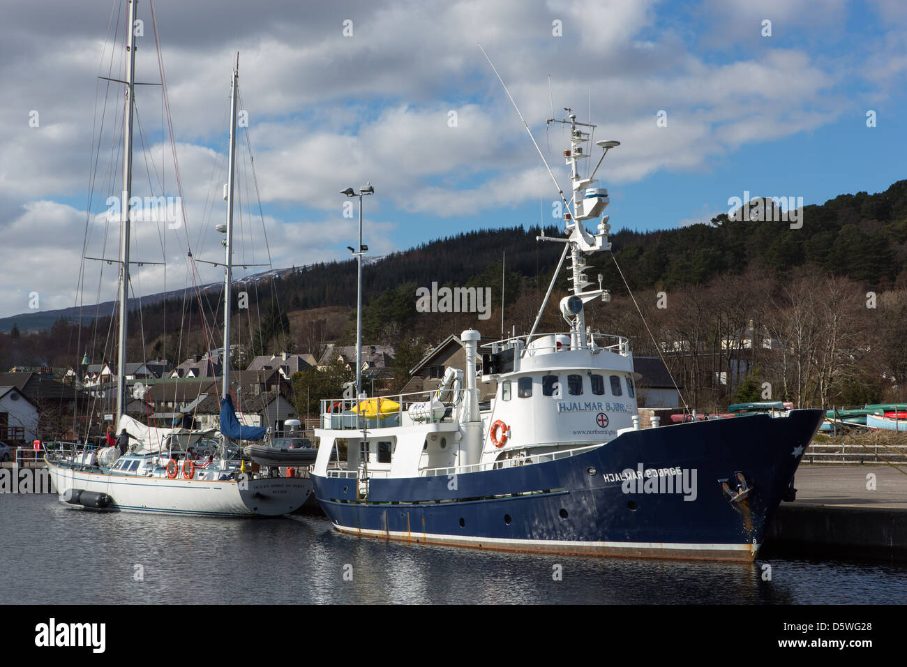 Deux navires sur le Caladoinan Canal, le bateau de croisière de la faune et de l'océan Bjorge Hjalmar Esprit de Moray. Banque D'Images