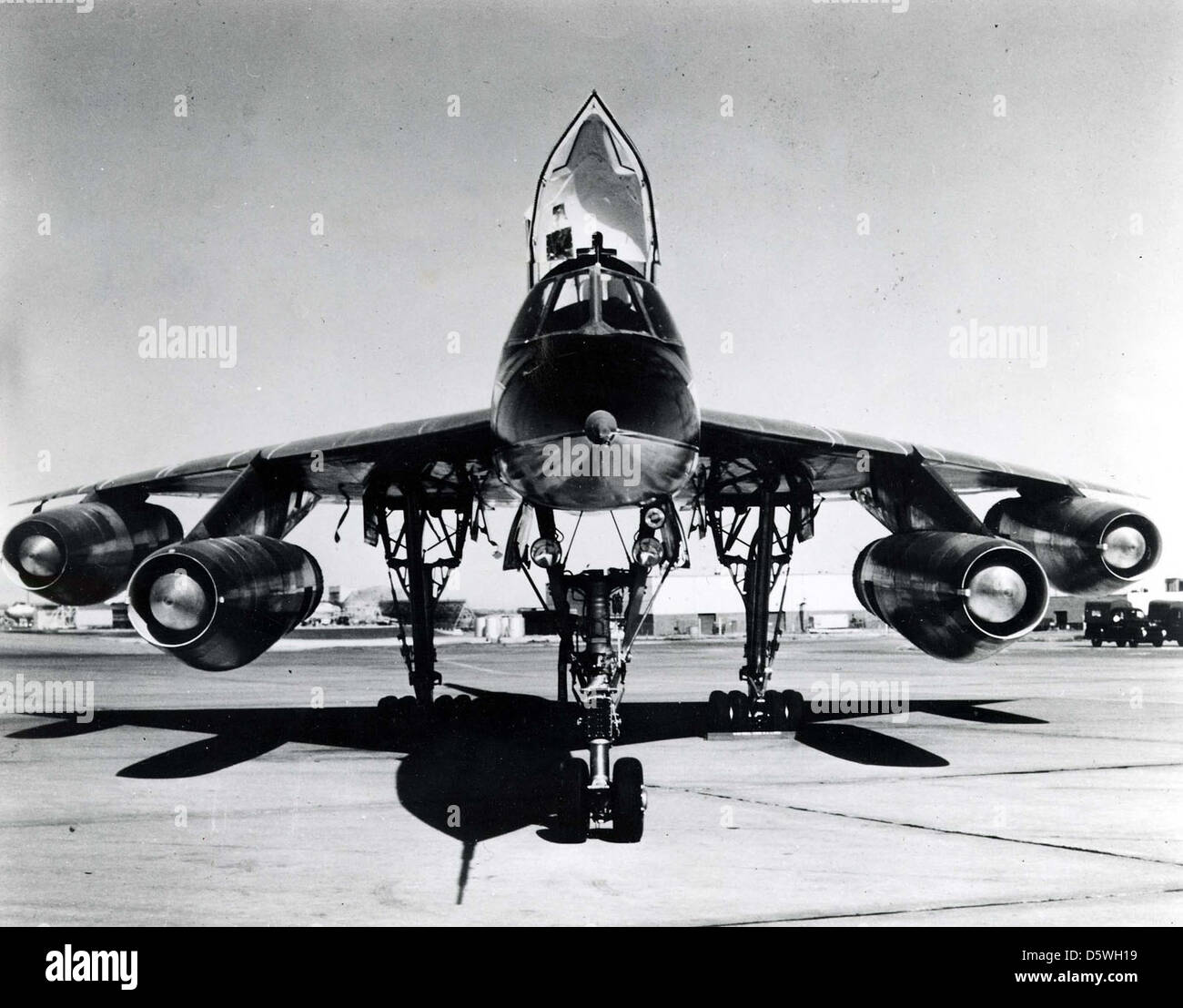 Le Convair B-58A Hustler est le premier bombardier supersonique opérationnel de l'US Air Force, conçu pour des missions de bombardement stratégique pendant la guerre froide. Il était capable de vitesses dépassant Mach 2 et avait une avionique avancée pour son époque. Banque D'Images