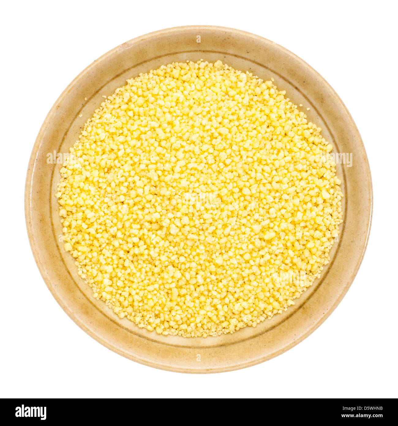 Couscous de blé dans un petit bol en céramique isolé sur blanc, vue d'en haut Banque D'Images