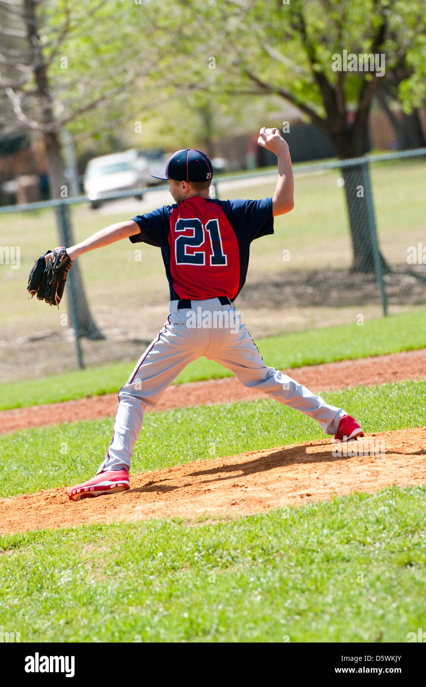 Teen garçon baseball pitcher au milieu d'un terrain. Banque D'Images