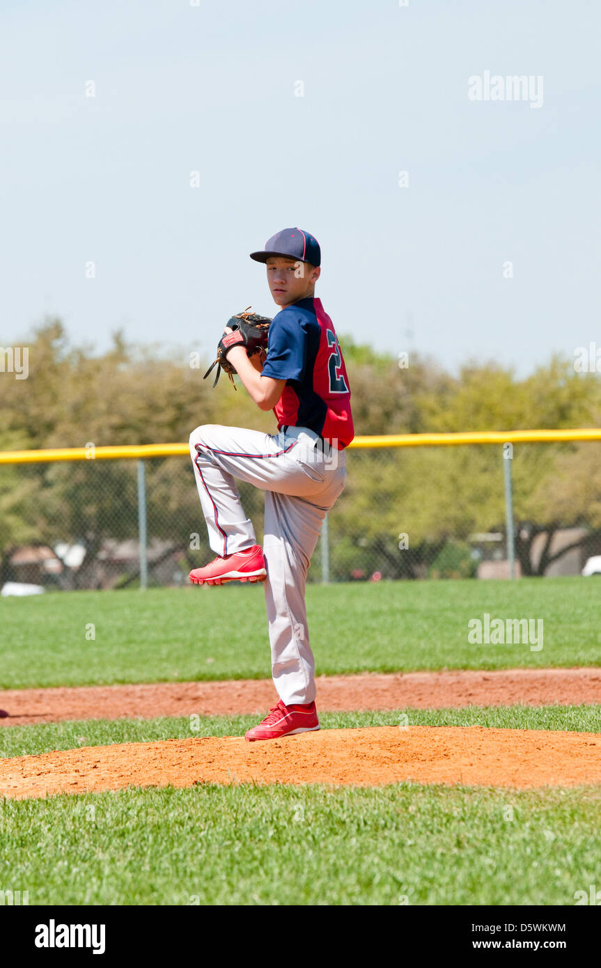 Teen boy baseball pitcher sur le point de lancer un lancer. Banque D'Images