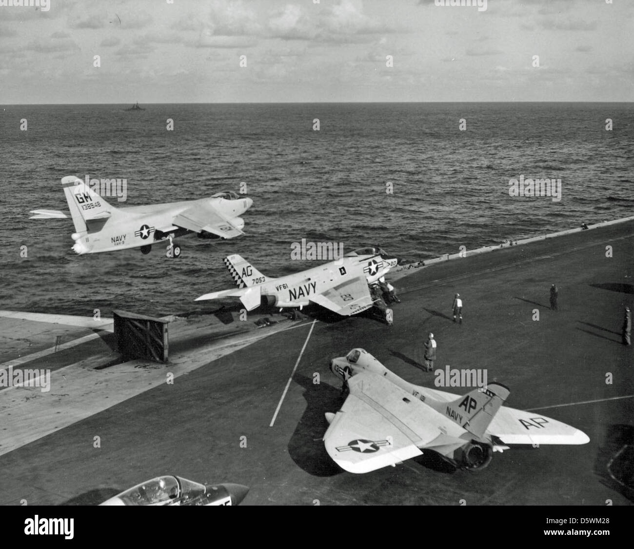 En 1957, l'USS Saratoga (CVA-60) lance un large éventail d'avions : le Douglas A3D-2 Skywarrior de l'AH-9, le McDonnell F3H-2M Demon de l'AH-61, et le Douglas F4D-1 Skyray de l'AH-101 pendant les opérations de porte-avions. Banque D'Images