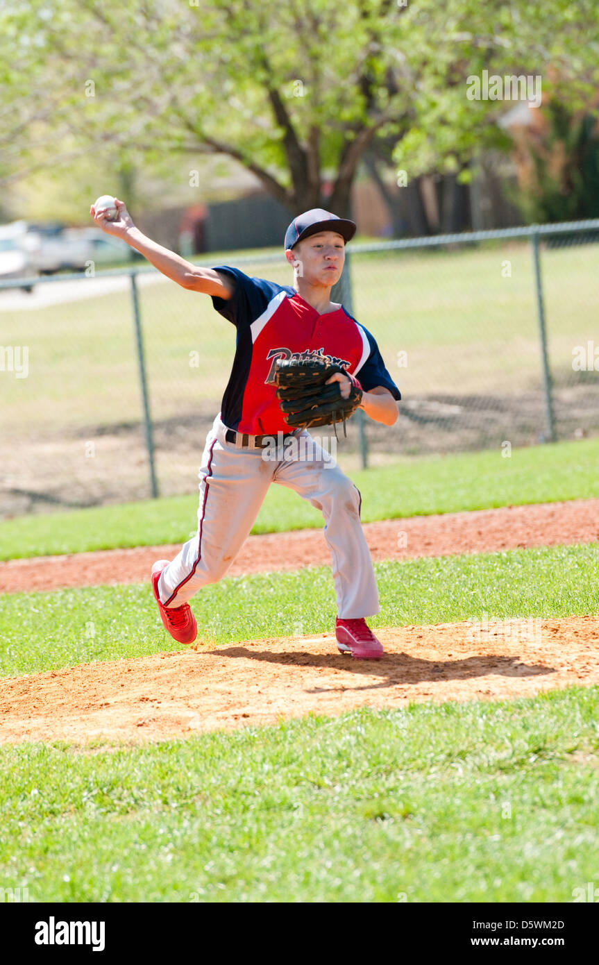 Teen baseball pitcher lancer le pitch Banque D'Images