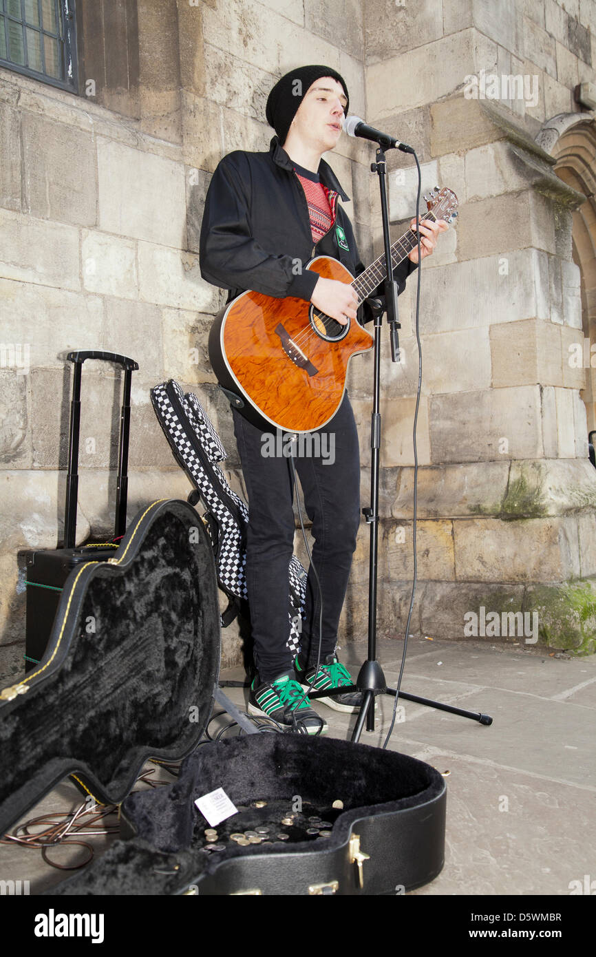 Ville de New York, North Yorkshire, UK, mardi 9 avril 2013. Un jeune artiste de rue et autorisés et des foules de touristes divertissant busker dans York Centre détail profitant du soleil du printemps et d'attractions dans le quartier central des affaires. Banque D'Images