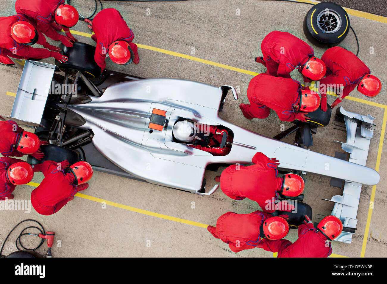 Racing team working at pit stop Banque D'Images