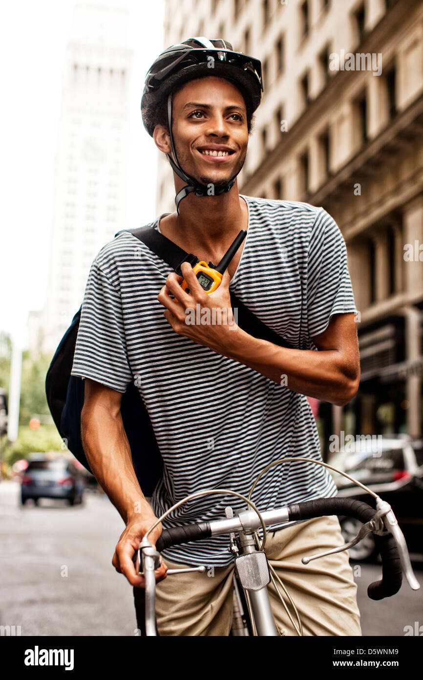 Man riding bicycle on city street Banque D'Images