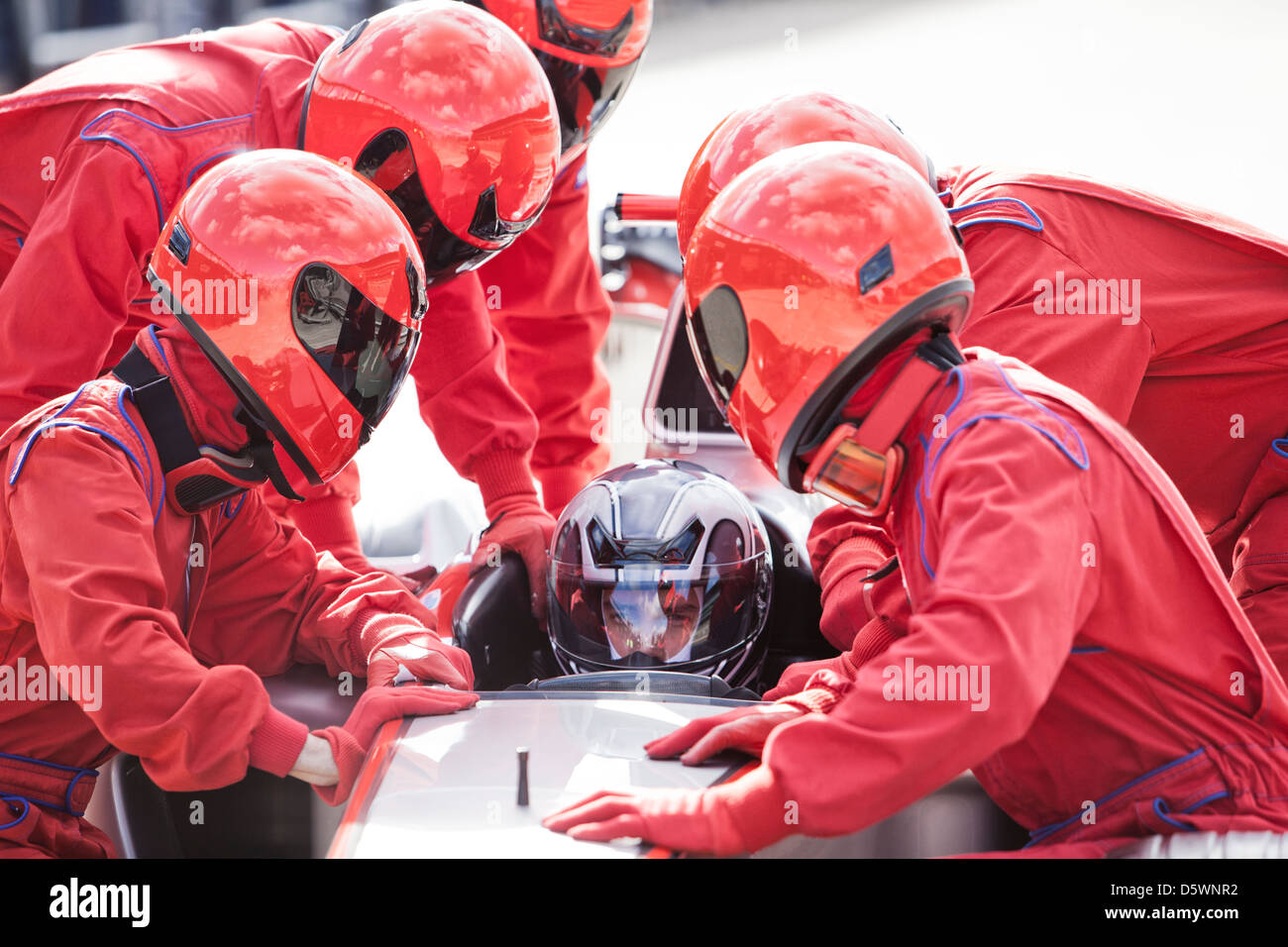 Racing team working at pit stop Banque D'Images